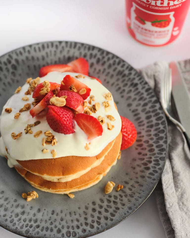 Pancakes with strawberry yoghurt and strawberries